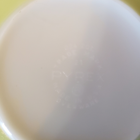 Pyrex Casserole Dish - Picture 4 of 5